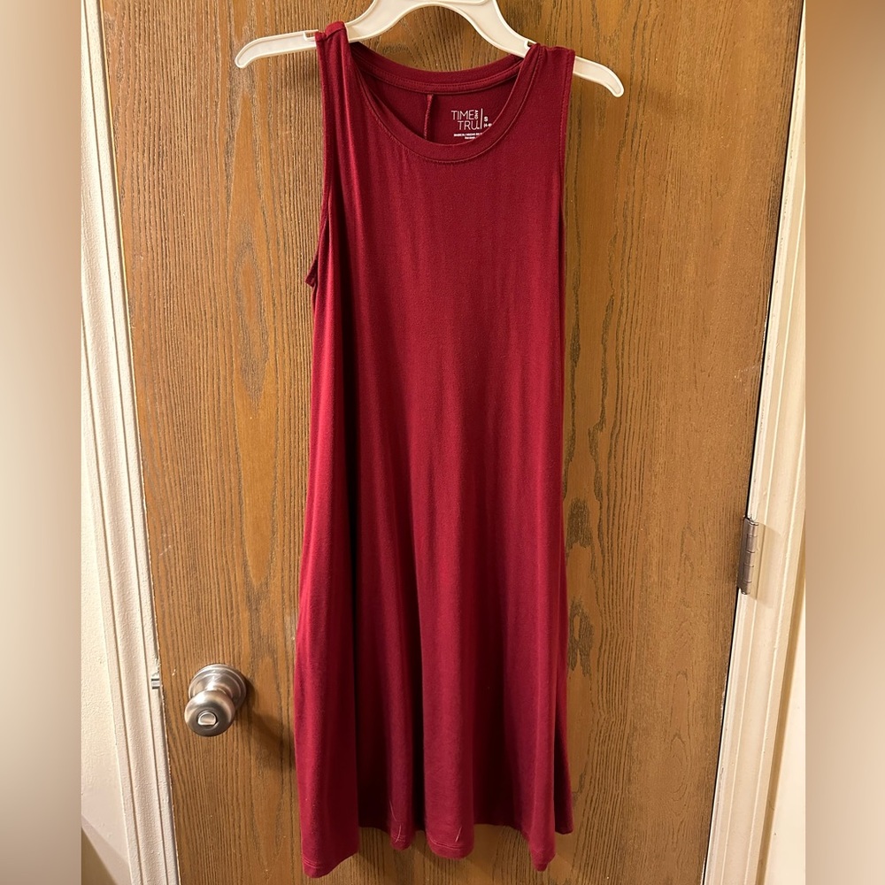 cute long burgundy dress!!